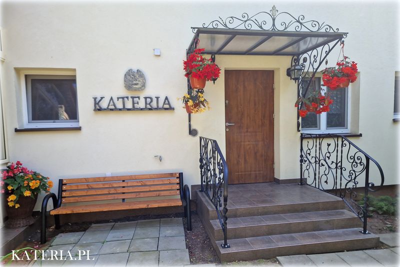 Wejscie do hotelu dla kotów Kateria